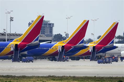 Southwest planes grounded briefly on tech issue