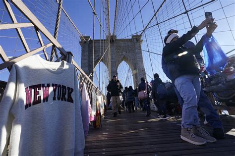 Souvenir sellers flooded the Brooklyn Bridge. Now the city is banning them