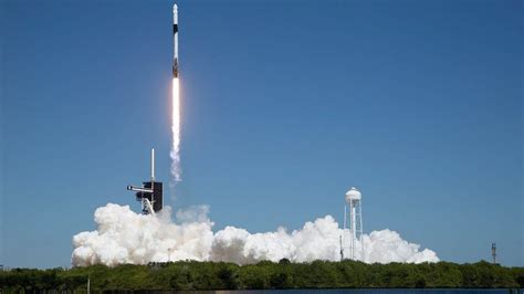 SpaceX to launch former astronaut, three paying customers to orbit