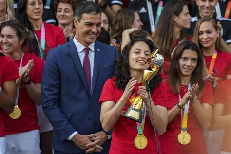 Spain’s acting prime minister greets World Cup champs, criticizes federation head for kissing player