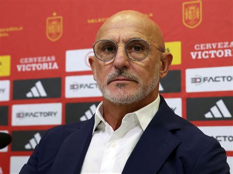 Spain’s men’s coach asks for forgiveness for applauding Rubiales’ diatribe against ‘false feminists’