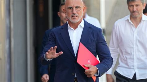Spain soccer coach regrets his support for Luis Rubiales and asks for forgiveness