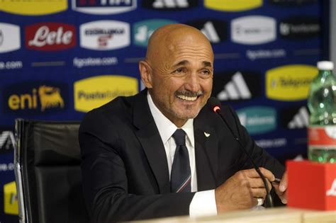 Spalletti carries ‘giant’ Italian flag his mom made for him to national team job
