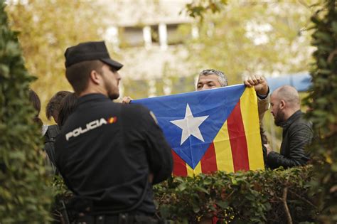 Spanish prosecutors call for new arrest warrant for Catalan separatists