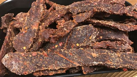 Spicy beef jerky. Parry the meat, remove most of the fat and tendons and cut into approx. 3 mm thick slices / strips. Mix a marinade from the specified ingredients and put this and the meat strips in a freezer bag, close the bag and massage the meat properly with the marinade. Let everything marinate in the refrigerator for 12 hours. 
