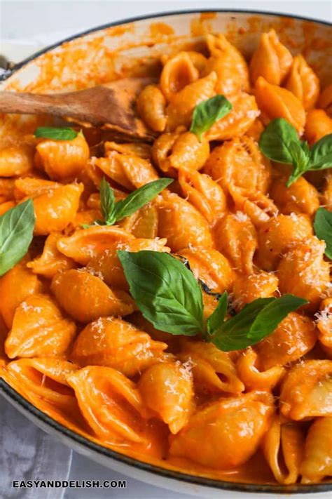 Spicy vodka sauce. Instructions. Preheat oven to 375ºF. Heat the olive oil in a large oven proof sauté pan over medium heat, add the onions and garlic and cook for about 5 minutes until translucent. Add the red pepper flakes and dried oregano … 