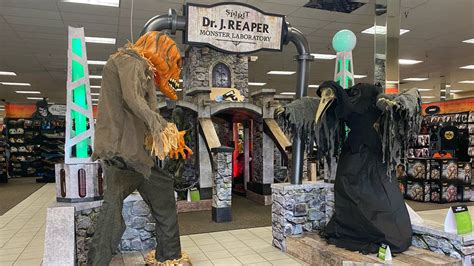 Spirit Halloween, LLC is an American seasonal retailer that supplies Halloween decorations, costumes, props and accessories. It is the USA's largest Halloween retailer. [1] . It is currently owned by Spencer Gifts.. 