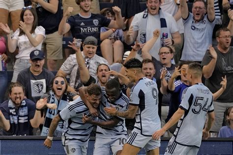 Sporting KC cruises to 3-0 victory over Whitecaps