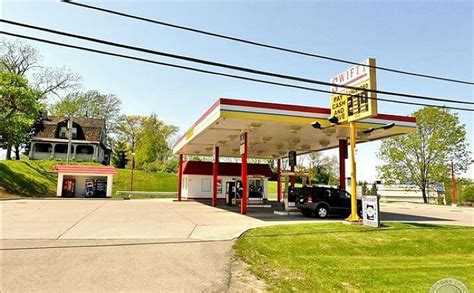 According to Speedway’s website, the company behind Speedway gas stations is simply called Speedway. The company headquarters is located in Enon, Ohio, and the current president as.... 