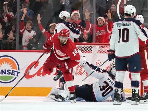 Sprong scores go-ahead goal as Red Wings hold off Blue Jackets 5-4