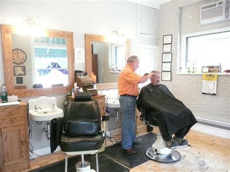 Squire barber. As beards and undercut designs grow more popular, men are returning to traditional barber shops. Here are the best franchise barbershop opportunities. Barbershops have been staples... 