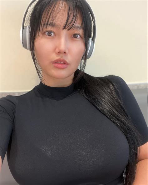 About. Model, influencer and content creator. In August 2021, she was the first plus size woman to appear on the cover of Maxim Korea. She was selected to be on the cover through a Natural Size Model Contest. She has amassed more than 600,000 followers on her ssunbiki Instagram account.