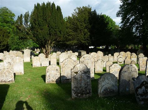 St Mary Churchyard em Doddington, Cambridgeshire – Cemitério …