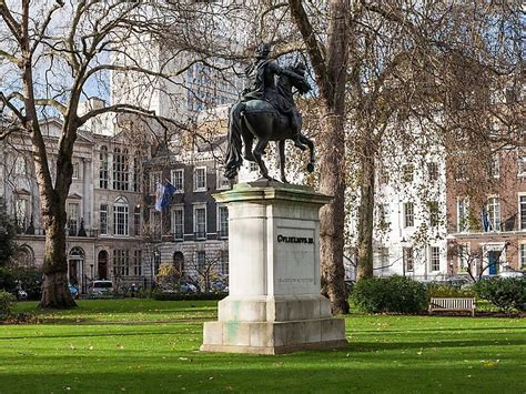St james square london. The London financial district is called the City of London or just the City. It also is referred to as “the Square Mile” because it occupies a little more than 1 square mile. As of... 