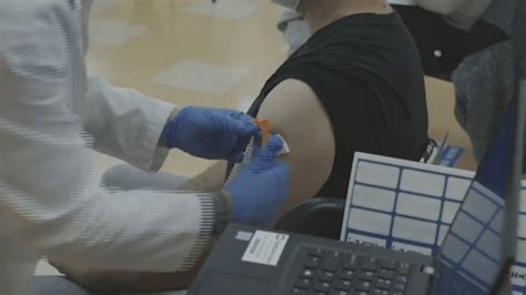 St. Louis doctor on CDC panel recommends updated COVID vaccinations