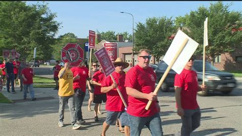 St. Paul firefighters, with contract unsettled for 200+ days, hold informational picket