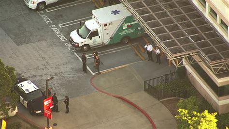 Stabbing victim left outside Oakland hospital