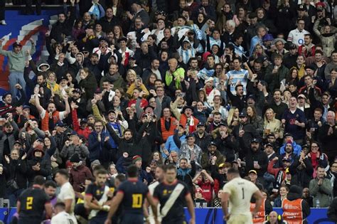 Stade de France crowd treats England players to hostile chorus of jeers and whistles