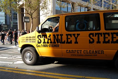 What is the average salary for Stanley Steemer employees in the United States? Stanley Steemer employees earn $30,000 annually on average , or $14 per hour, which is 75% lower than the national salary average of $66,000 per year.. 