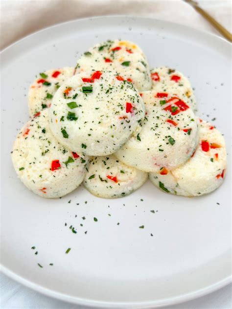 Starbucks egg white bites recipe. This easy copycat Starbucks egg bites recipe takes less than 20 minutes, using just 4 main ingredients and mostly hands-off cooking. Without much special equipment, ... Egg White & Roasted Red Pepper – Use 7 egg whites instead of the whole eggs in the original recipe. Replace gruyere with 1/2 cup cottage cheese and 1/4 cup … 