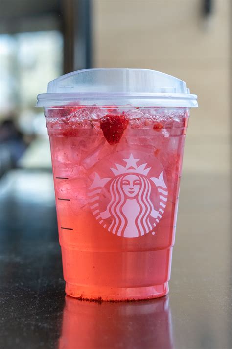 Starbucks strawberry refresher. The Starbucks Strawberry refresher contains 35 mg of caffeine in a Tall size (12 FL Oz), 45 mg of caffeine in Grande (16 FL oz.), 70 mg in Venti (24 FL Oz), and 90 mg of caffeine in Trenta (30 FL Oz). The caffeine amounts increase with the size of the cup you want to consume. Are Starbucks Strawberry Refreshers hydrating? Yes. They are. 
