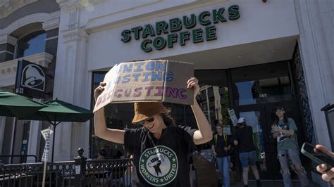 Mar 24, 2023 · March 24, 2023 at 6:00 a.m. EDT. Members of different labor unions join Starbucks unionized employees for a labor protest outside Starbucks Corporate Headquarters on Wednesday in Seattle. (Ken ... . 