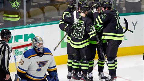 Stars win 6th in a row over Blues then wait on Central title