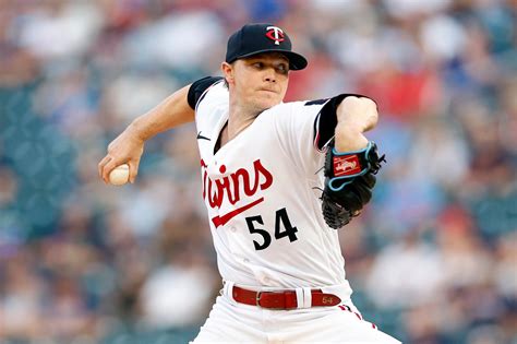 Starting pitcher Sonny Gray declines Twins’ qualifying offer, becomes free agent