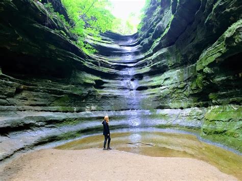 Watch now: Canyons of Starved Rock State Park draw more than 2 million visitors. With more than 13 miles of trails, towering sandstone bluffs and 18 canyons, colorful spring flowers, brilliant .... 