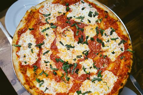 Staten island pizza. There are eight slices in a 14-inch pizza. According to Pizza Hut, a top pizza chain, one slice is 1/8 of a standard 14-inch large pizza. This number is subject to change depending... 