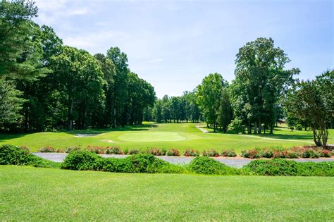 Statesville country club. The Statesville Country Club offers an 18-hole championship golf course, tennis complex, aquatic center, full-service clubhouse, year-round social events and an attentive professional staff. 
