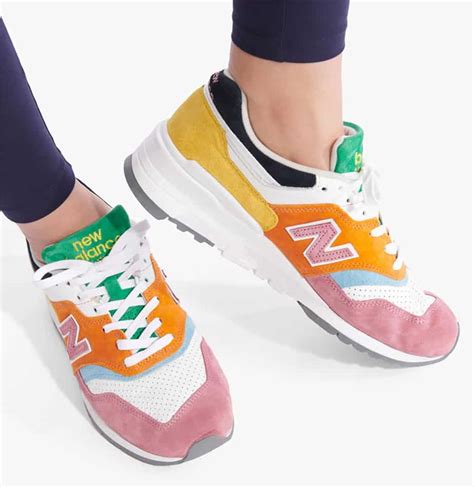 Staud new balance. New Balance and Staud are back with their fifth collaboration. On Thursday, the duo announced a new assortment of summer-ready styles that honors Staud’s southern … 