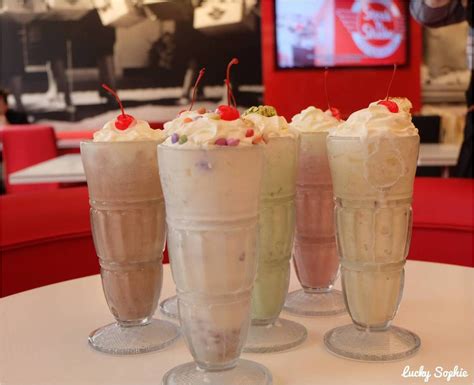 Steak and shake milkshakes. Steak ‘n Shake is a chain of quick-serve restaurants, and its menu offerings include three premium products: steakburgers, milkshakes and fries. The burgers are made from high-quality meat and lack preservatives, hormones and antibiotics. 
