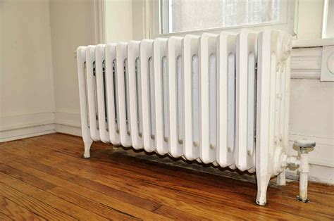 Steam heat radiator. The main benefit of cast iron radiators is that it remains warm much longer than aluminum radiators and other radiators made from more conductive metals. Cast iron takes a long time to heat up, but after it reaches a high temperature it takes much longer to cool back down again. That means that rooms are heated more evenly by cast iron ... 
