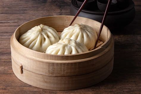 Steamed bao. Jul 12, 2019 · Add pork belly slices to a pan with stock, ginger, garlic, rice wine and sugar. Simmer for 2 hours until tender. Drain and slice into small chunks. At the same time as you're steaming the bao buns, you can start frying the pork belly. Fry in a pan with a little oil and some salt and pepper until golden brown. 