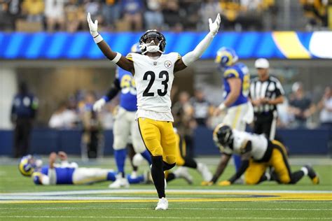 Steelers' offense awakens in fourth quarter, rallies for a 24-17 victory over the Rams