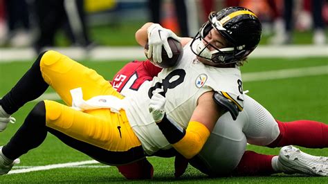 Steelers QB Kenny Pickett leaves loss against Texans after injuring knee
