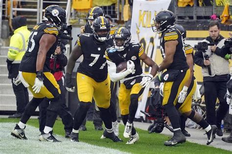 Steelers look to continue playoff push against Burrow-less Bengals