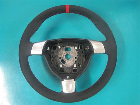 Align the wheels and bring the steering wheel into the “straight” position. Remove the screws and remove the plugs. Loosen and lift the screws on the steering wheel cover. Use a screwdriver to loosen the connectors to which the airbag cables are attached without touching the airbag capsule.. 