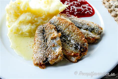 Stekt  liten fisk  tillsammans potatismos.