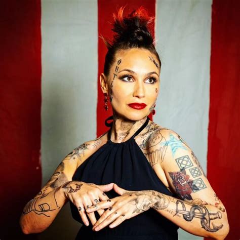 Feb 9, 2024 · Stephanie Boswell’s tattoos hold significant meaning related to her culinary career. For instance, the tattoos on her hands represent Michelin stars, symbolizing the Michelin star-rated restaurants where she worked in Chicago. . 