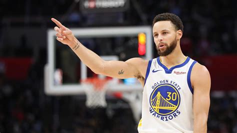 Stephen Curry scores 31 points, Warriors rally to beat Trail Blazers 110-106