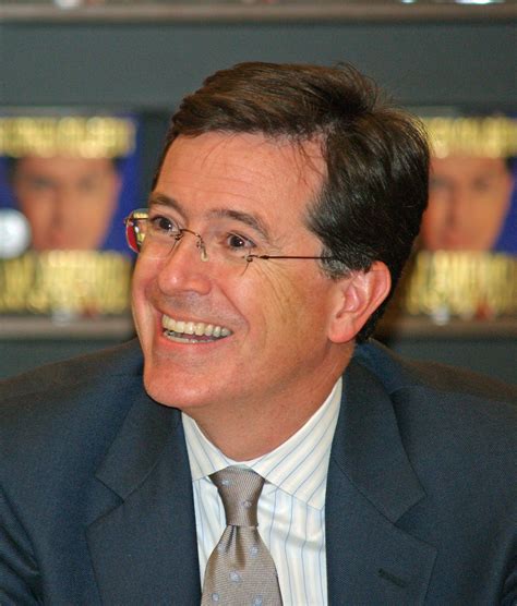 Stephen Colbert, el 2007. Stephen Colbert ( Washington DC, 13 de maig de 1964), és un actor, presentador de televisió, escriptor i còmic estatunidenc. És conegut pel seu personatge homònim que és l'amfitrió de The Colbert Report. Colbert utilitza una forma especial de sàtira per burlar-se especialment dels polítics i de mitjans .... 