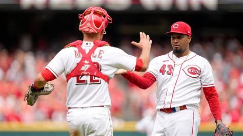 Stephenson’s pinch-hit homer in the 8th inning lifts the Reds over the Padres 4-3