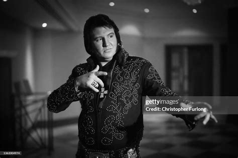 Steve Knight Elvis Tribute Artist at the Hi Tide Inn - Porthcawl Elvis ...