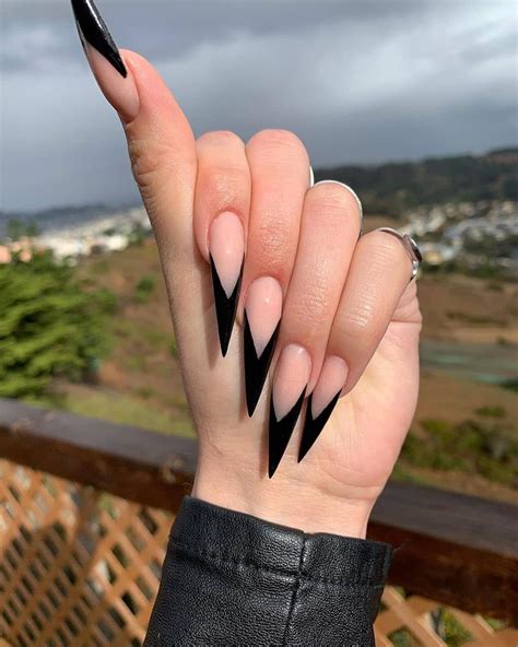 Short stiletto nails; as the name obviously implies, it is a toned-down and a less dangerous version of stiletto nails. But it is not any less than daring and elegant as their longer counterpart! It is the answer for people who like the look of long pointy nails but don't want the hassle and burden that comes with it.. 