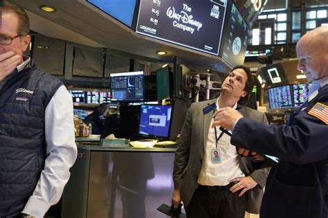 Stock market today: Dow drops 500 as banks tumble again