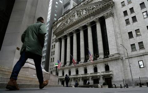 Stock market today: Wall Street drops as banks tumble again