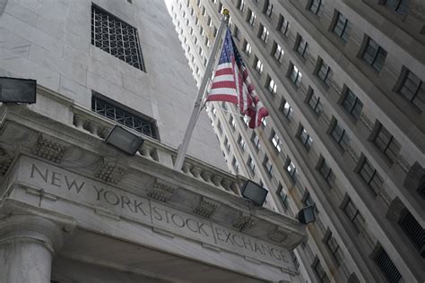 Stock market today: Wall Street steadies, bank stocks rise