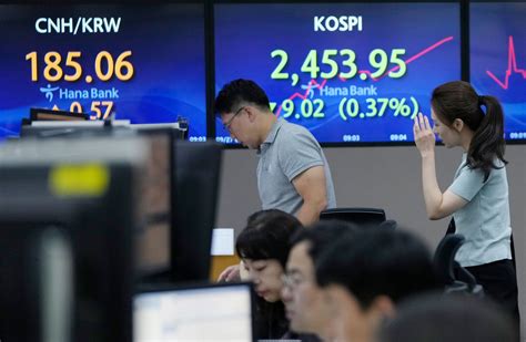 Stock market today: World shares mixed after Wall Street retreat deepens